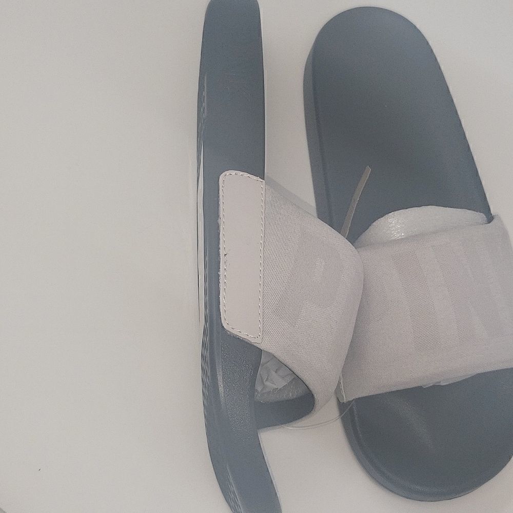 VS PINK Seamless Slides   - Picture 3 of 3